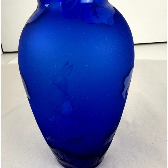 Bud Vase Cobalt Frosted Bunnies Bushes Etched Signed A&E Court Easter - Picture 2 of 7